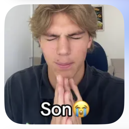 Schlennart mit geschlossenen Augen und bittend vor dem Gesicht zusammengelegten Händen, dazu der eingeblendete Text „Son“ und ein laut weinendes Emoji.